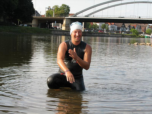 Heinz Ratz  nach 20km schwimmen, kommt er topfit am Weserstrand Kanzlerweide in Minden an