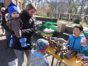 Wiegen wie anno dazumal. Für Kinder und Erwachsene ein Erlebnis auf der Schnippelparty in Bad Oeynhausen