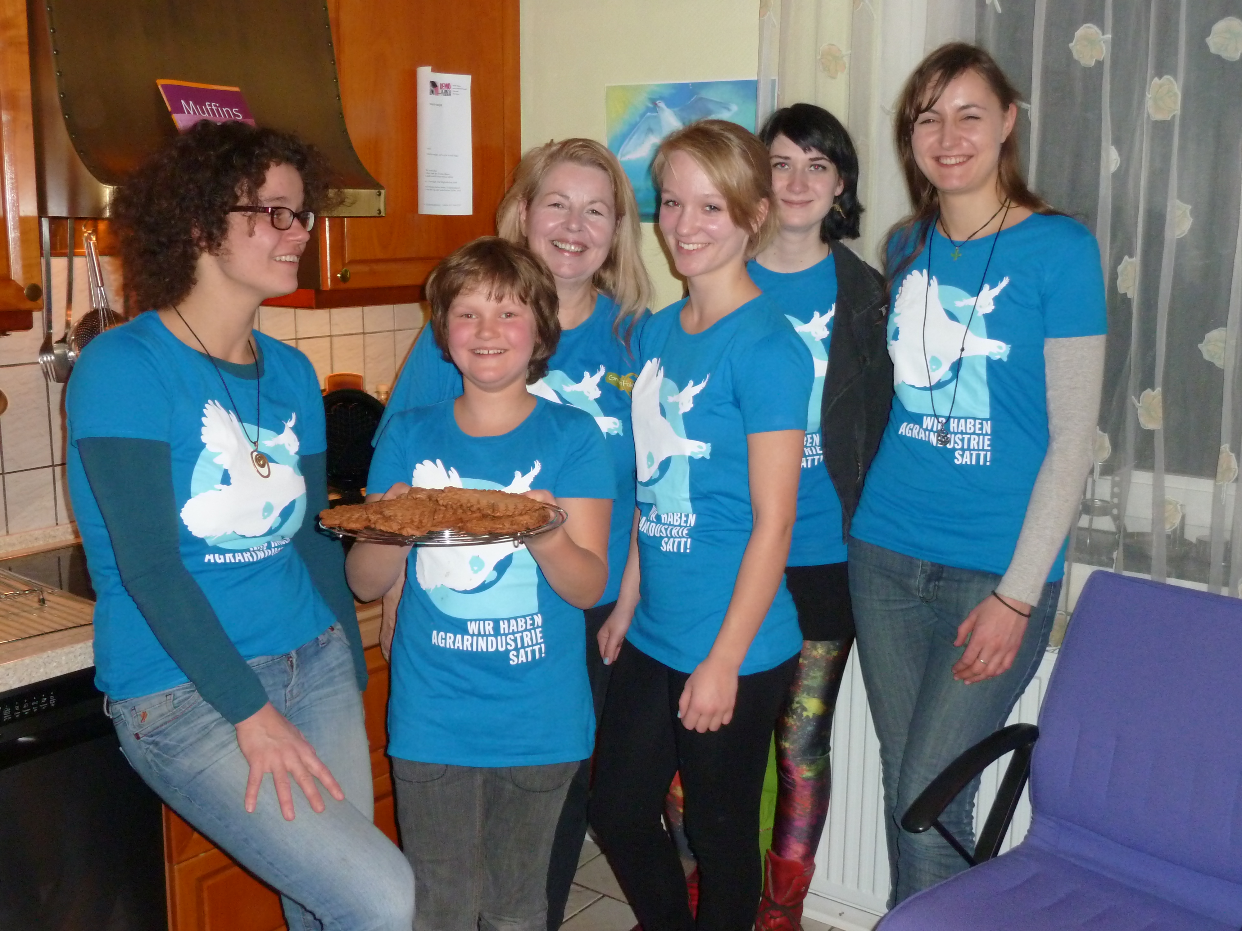 KULINARISCHER WIDERSTAND FÜR DIE WERTSCHÄTZUNG VON LEBENSMITTEL Lebensmittel sind kostbar – kochbar heißt der Slogan der Gruppe. Kulinarischen Widerstand – für alle, die sich gegen Verschwendung und für die Wertschätzung von Lebensmitteln mit Kreativität und guter Laune genüsslich anschließen wollen. Unsere Kochaktionen setzen auf Regionalität und Saisonalität, in der es nicht um Verzicht, sondern um Gewinn und Genuss geht. So leisten wir einen schmackhaften Beitrag zur Wertschätzung der Arbeit der Bäuerinnen und Bauern und fördern Bauernhöfe statt Agrarfabriken so wie die Direktvermarktung. Für uns ist die Verschwendung eine der schlimmsten Unsitten der Wegwerfgesellschaft. Verwenden statt verschwenden und selbst aus Resten wunderbare, neue Köstlichkeiten zu erfinden, ist unsere Inspiration. Einmal in der Woche teilen und kochen wir gemeinsam mit Lebensmitteln, die zuvor bei Bio-Bauern, Bio-Läden und Bio-Bäckereien als „Überschuss“ oder MHD-Ablauf aussortiert wurden.