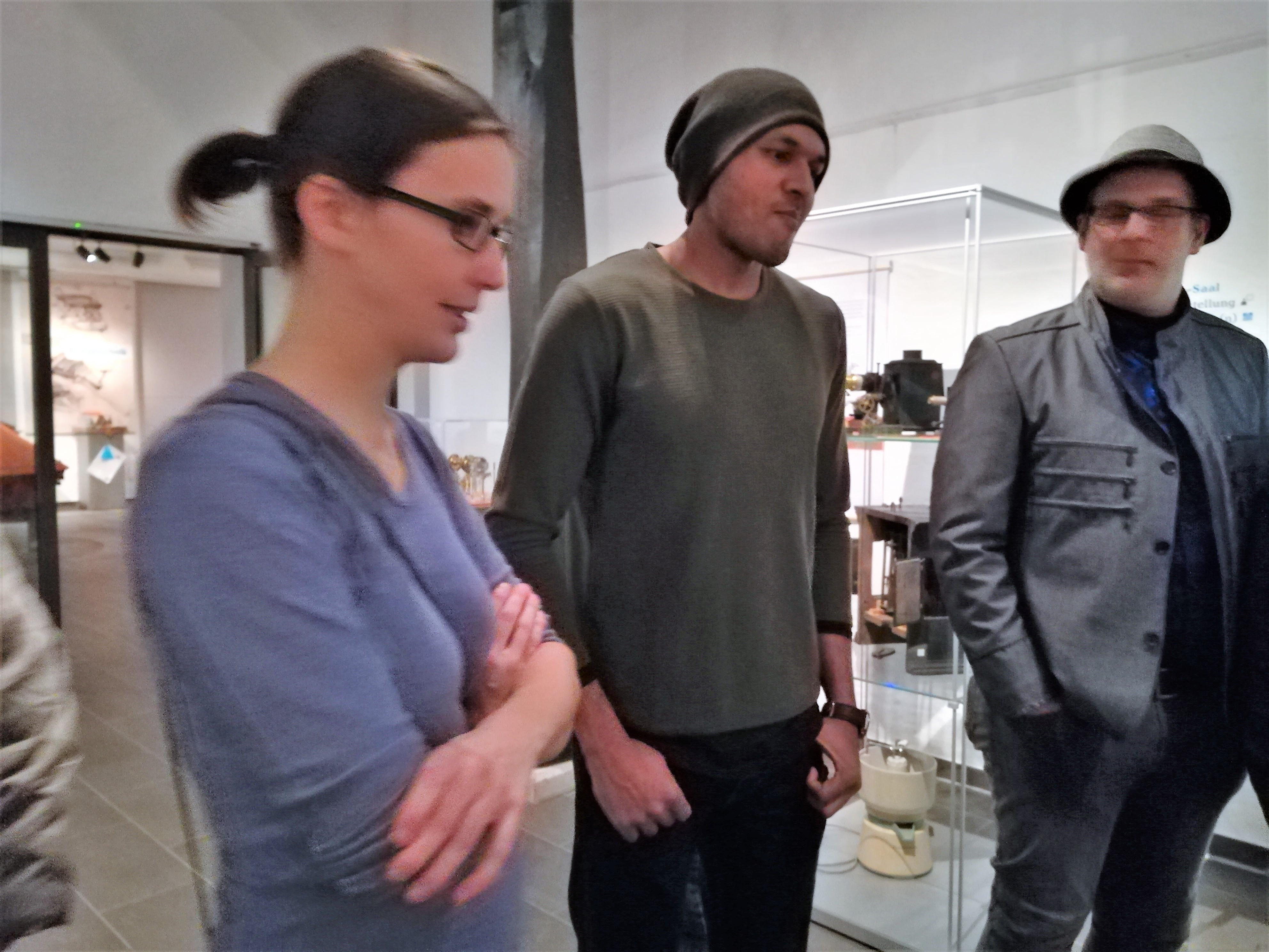 Leonardo da Vinci. Viele kennen ihn als den großen Maler, andere als Philosophen oder als genialen Ingenieur. Die Universalität dieses einzigartigen Künstlers, der sich wie selbstverständlich auf allen Wissensgebieten seiner Zeit auskannte, bleibt für uns heute beinahe unbegreiflich. Der Fachbereich Ingenieurswissenschaften der Fachhochschule Bielefeld hat seit 2004 mit Hilfe von Studenten eine Vielzahl der technischen Skizzen Leonardos als Modelle nachgebaut. Dutzende Modelle unterschiedlicher Größe sind seither entstanden. Die meisten von Ihnen lassen sich in Bewegung setzen und machen so die faszinierenden Mechanismen anschaulich, mit denen sich der Renaissance-Genius auseinandersetzte. Anfassen ist also ausdrücklich erwünscht. Vom 03.11.2018 bis 29.04.2019 kann die Ausstellung im Mindener Museum besucht werden.